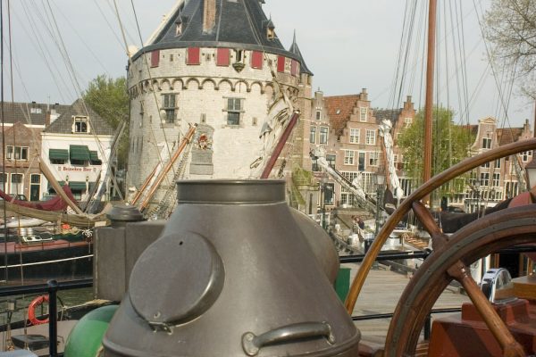 De Kapitein Anna kan niet aan het Houten Hoofd in Hoorn, maar wel aan het Oostereiland